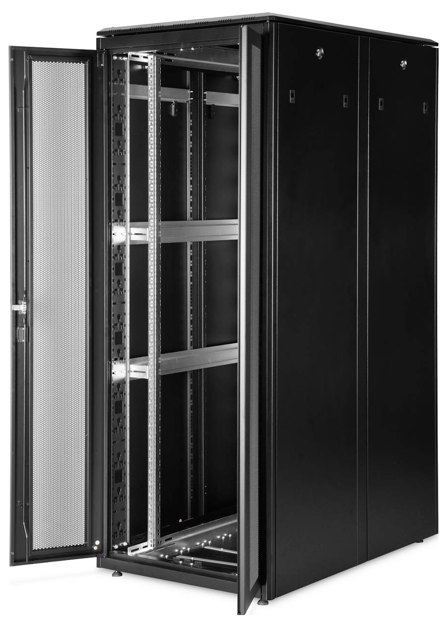 Ein offener, leerer schwarzer Server-Rack-Schrank mit Gittertür und mehreren verstellbaren Regalen, bereit für die Geräteinstallation.
