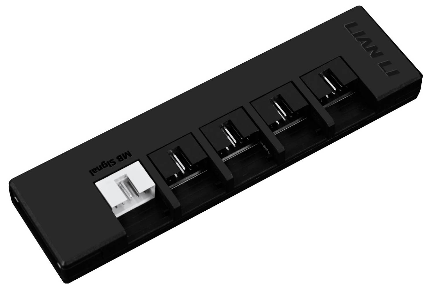 Ein schwarzer USB-Hub mit sechs Anschlüssen, auf der Oberseite mit „LIAN LI" beschriftet, bestehend aus fünf USB-Anschlüssen und einem einzelnen weißen Anschluss mit der Bezeichnung „MS Signal" an der Seite.