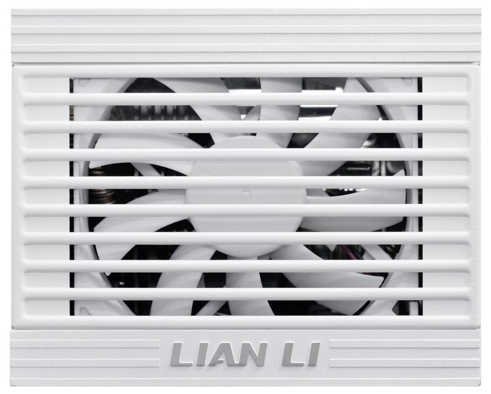 Ein weißer Lian Li Computerlüfter mit Schutzgitter, entworfen zur Kühlung innerhalb von Computergehäusen.