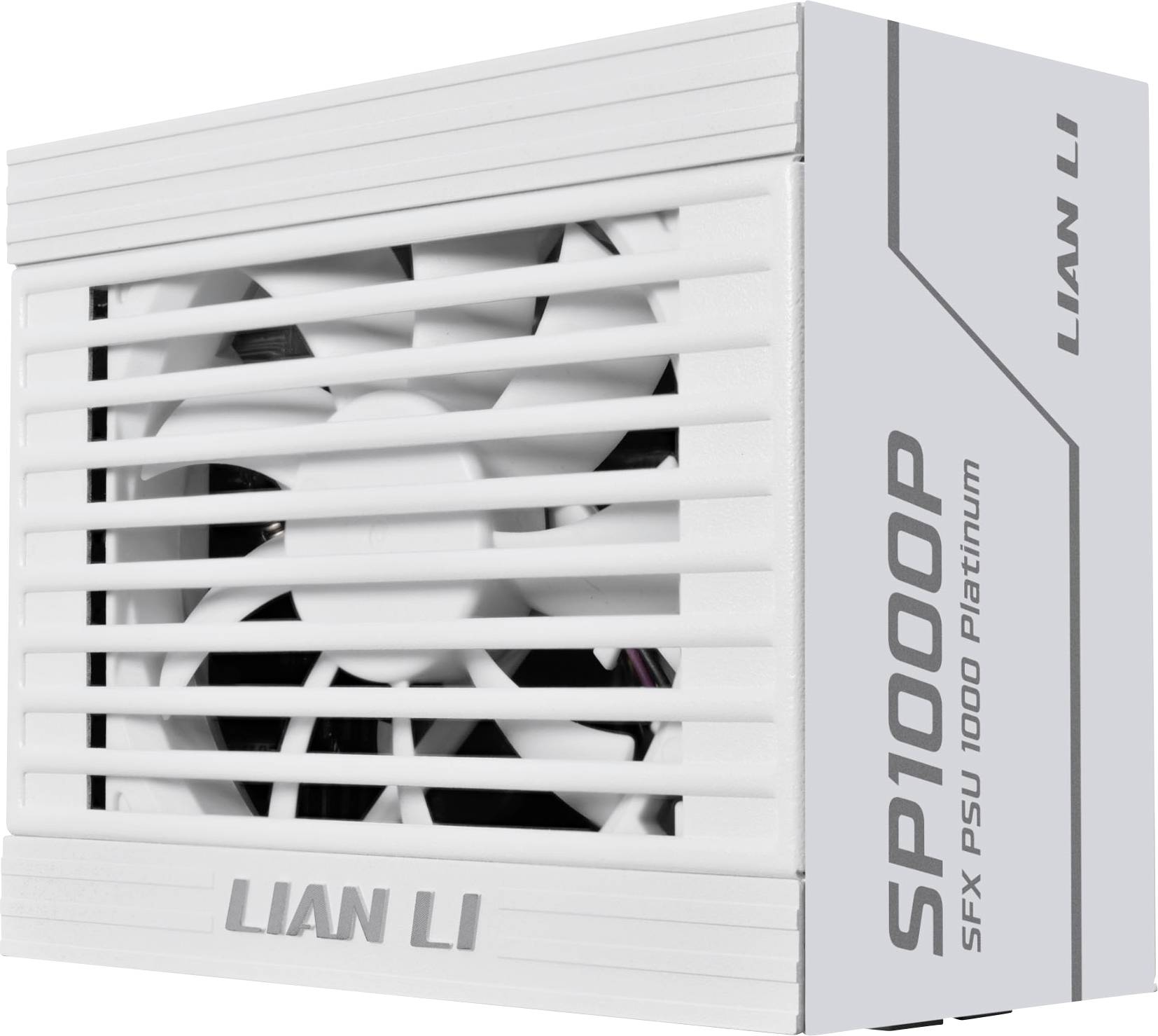 Ein weißes Lian Li SP1000P-Netzteil mit sichtbarem Lüfter und Modellname auf der Seite.