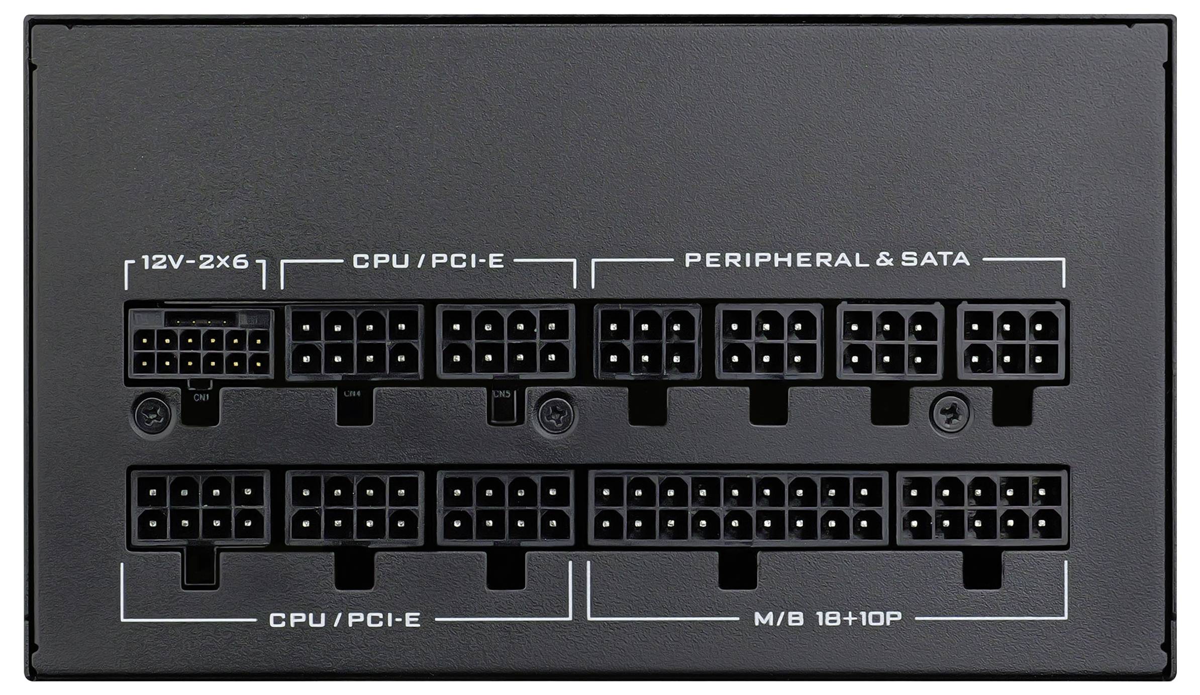 Rückseite eines Stromversorgungsgeräts mit Anschlüssen für 12V, CPU/PCI-E, Peripherie & SATA, M/B 18+10P-Verbindungen.