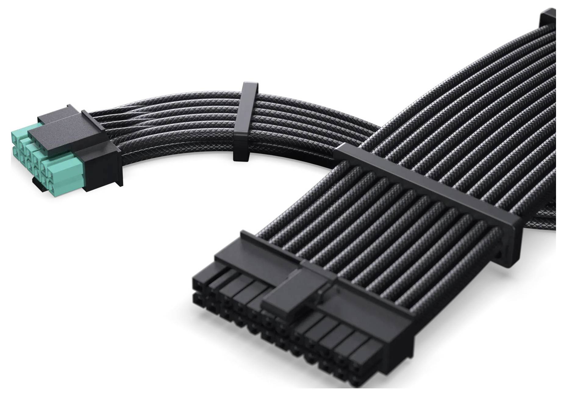Ein Satz schwarzer geflochtener Computer-Stromkabel mit einem großen Stecker an einem Ende und kleineren Steckern am anderen Ende, verwendet für effizientes Kabelmanagement in PC-Builds.