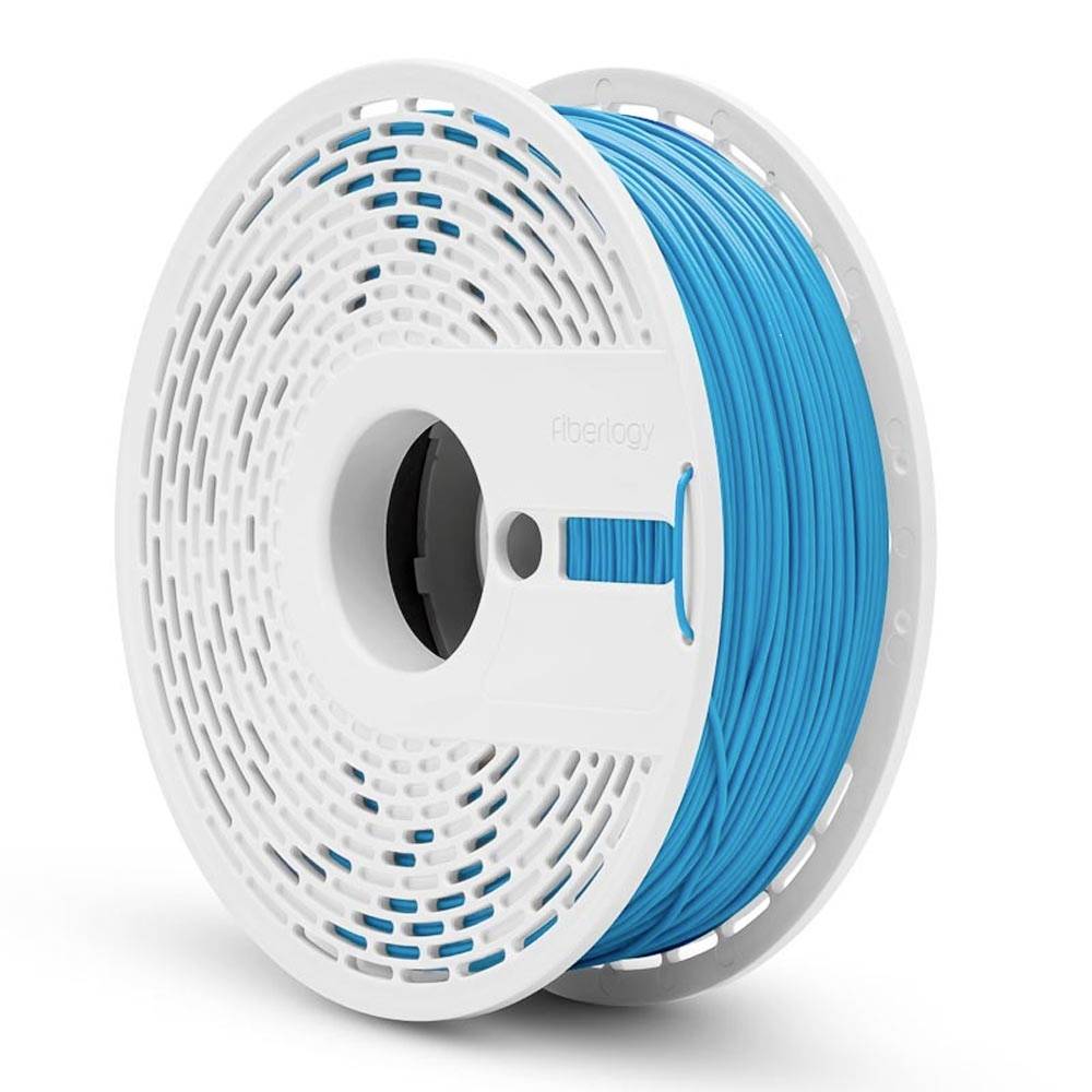 Weiße Spule aus leuchtend blauem 3D-Drucker-Filament auf weißem Hintergrund.