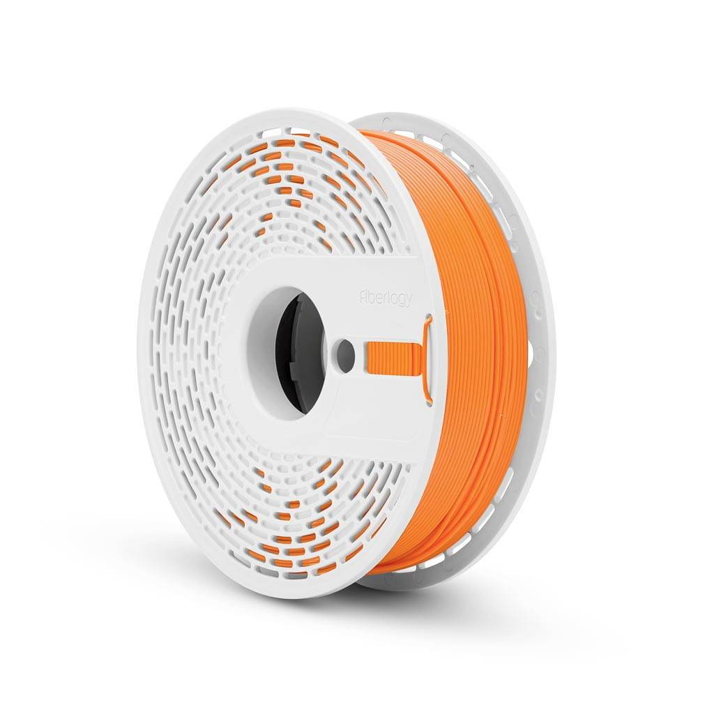 Weiße Spule aus leuchtend orangefarbenem 3D-Drucker-Filament auf weißem Hintergrund.