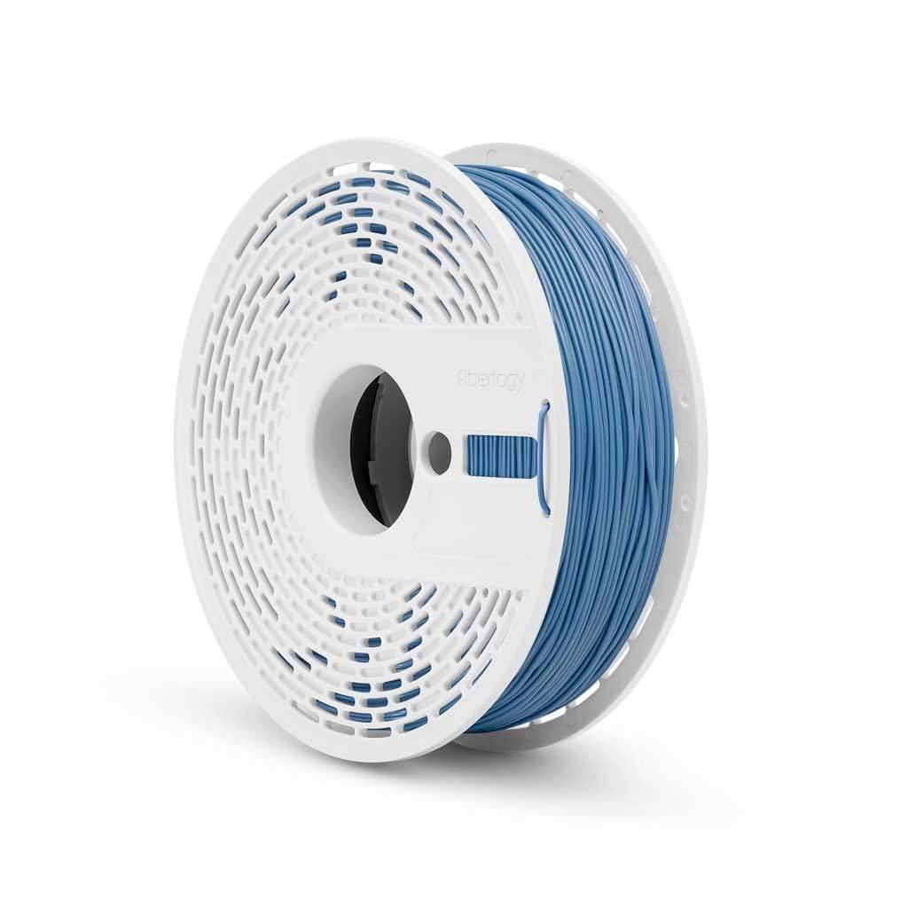 Spule aus blauem 3D-Drucker-Filament auf einer weißen Spule, isoliert auf weißem Hintergrund dargestellt.