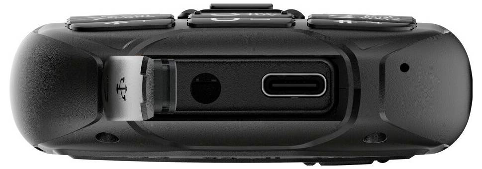 Nahaufnahme eines schwarzen elektronischen Geräteports mit einem USB-C-Anschluss und einem kleinen runden Knopf.