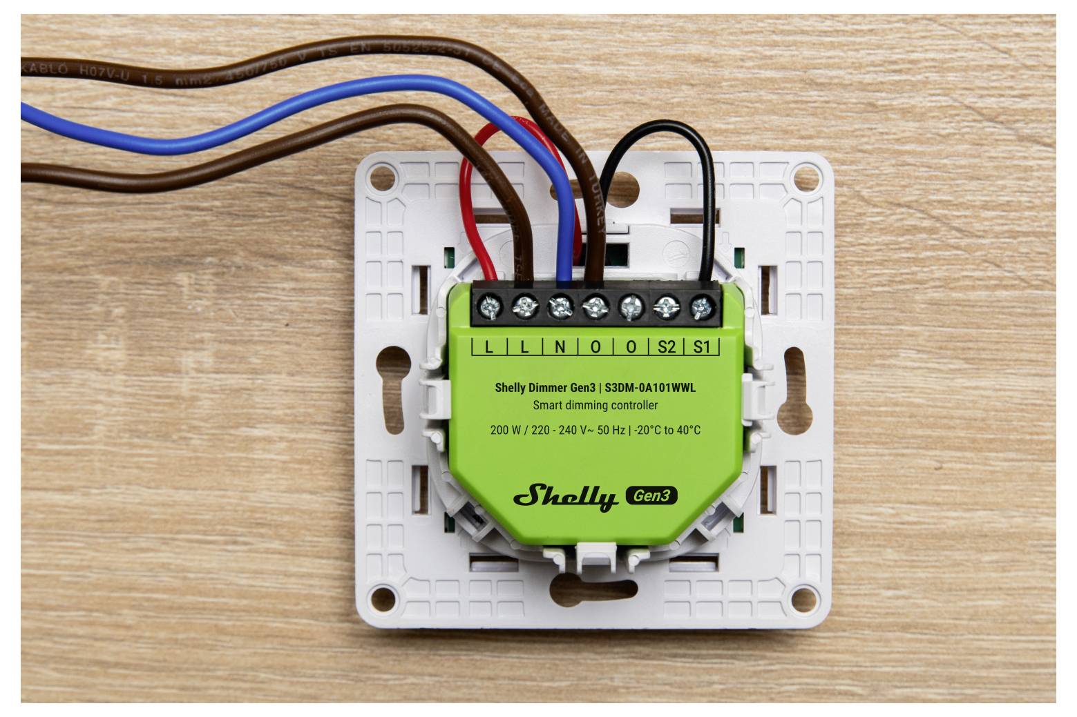 Intelligenter Dimmerschalter mit Verdrahtungsverbindungen: L, N, O, S1, S2. Modell Shelly Dimmer Gen 2, 150W-400W.