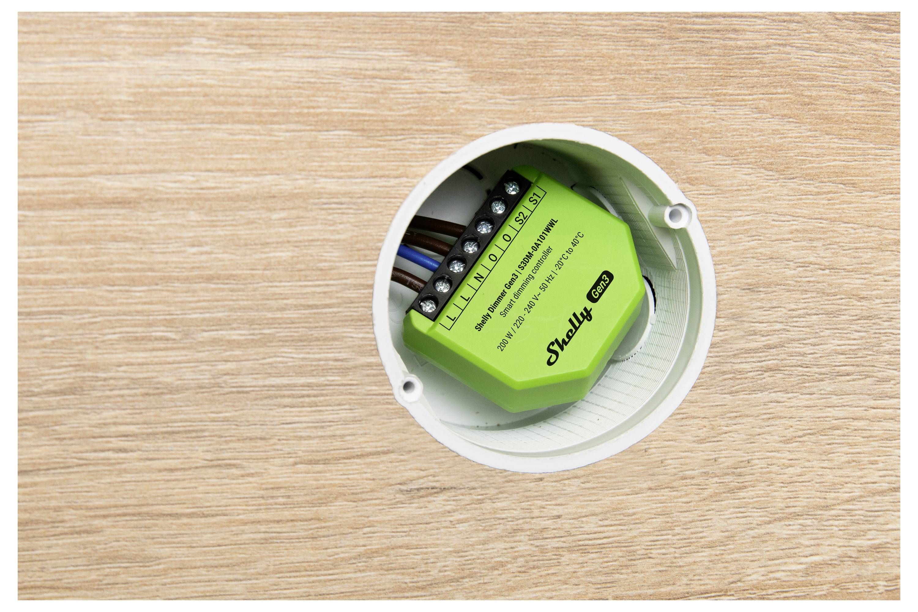 Ein kleines, rundes, grünes elektronisches Gerät mit der Bezeichnung „Shelly