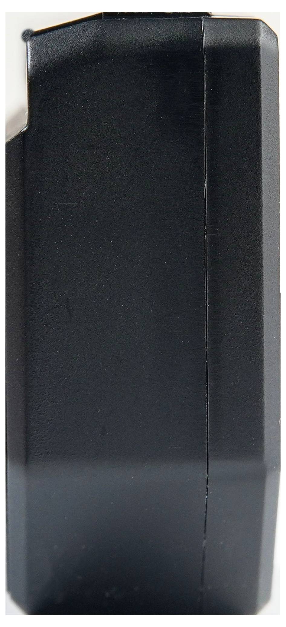 Eine Nahaufnahme eines schwarzen, rechteckigen elektronischen Geräts von der Seite, die seine glatte, strukturlose Oberfläche und sein kantiges Design zeigt.