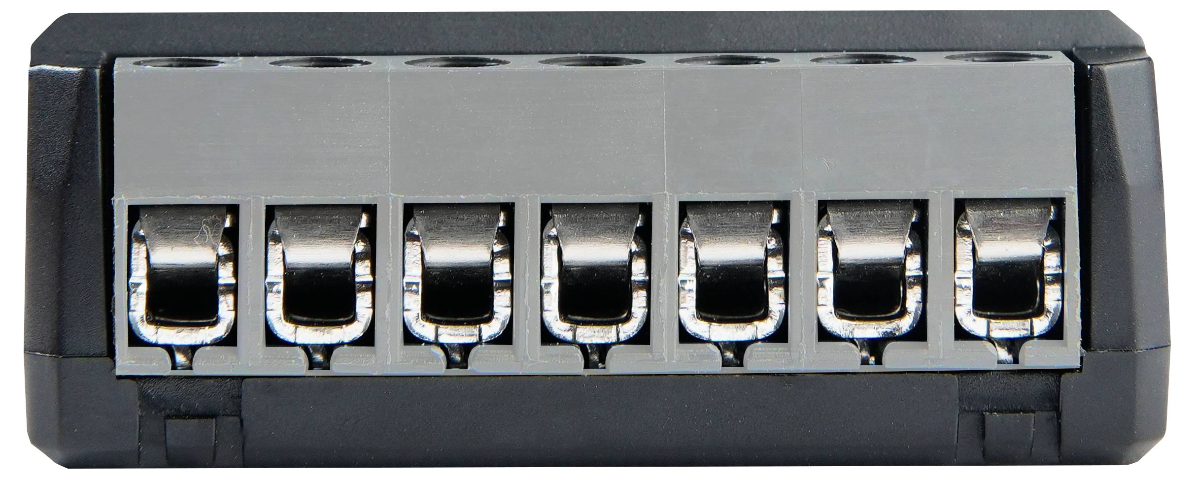 Eine Nahaufnahme eines schwarzen Elektro-Anschlussblocks mit sechs Metall-Federklemmen zur Sicherung von Drähten.