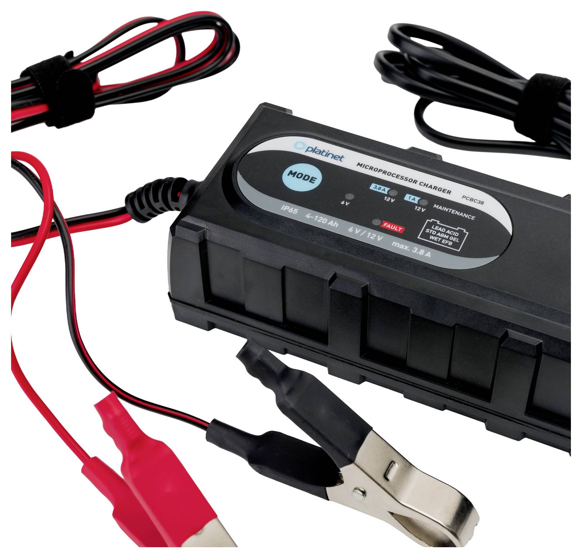 Ein schwarzes Mikroprozessor-Ladegerät mit roten und schwarzen Kabeln, das Modi, Batterietypen und Wartungsoptionen auf dem Display anzeigt.