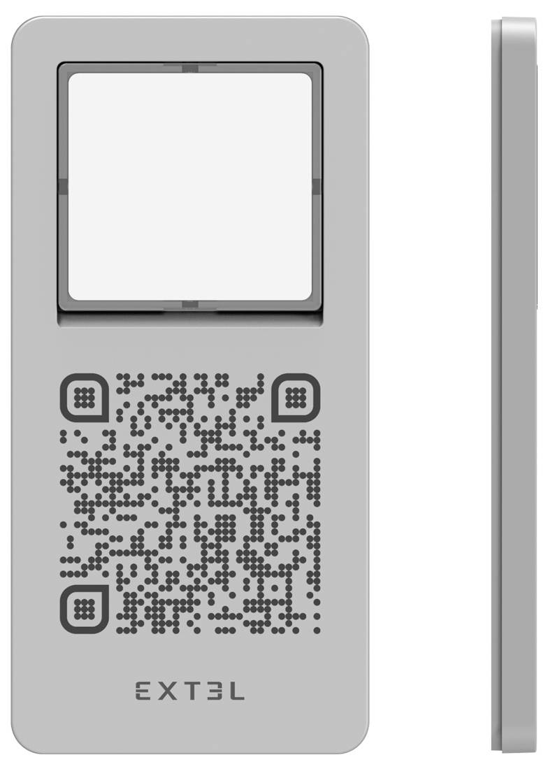 „Ein rechteckiges metallisches Gerät mit einem Bildschirm und QR-Code, beschriftet mit „EXTEL