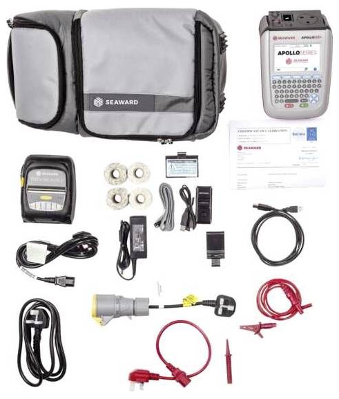 Elektrischer Testkit mit verschiedenen Komponenten einschließlich Kabeln, Steckern, Adaptern, Messinstrumenten und Bedienungsanleitung, angezeigt auf weißem Hintergrund.