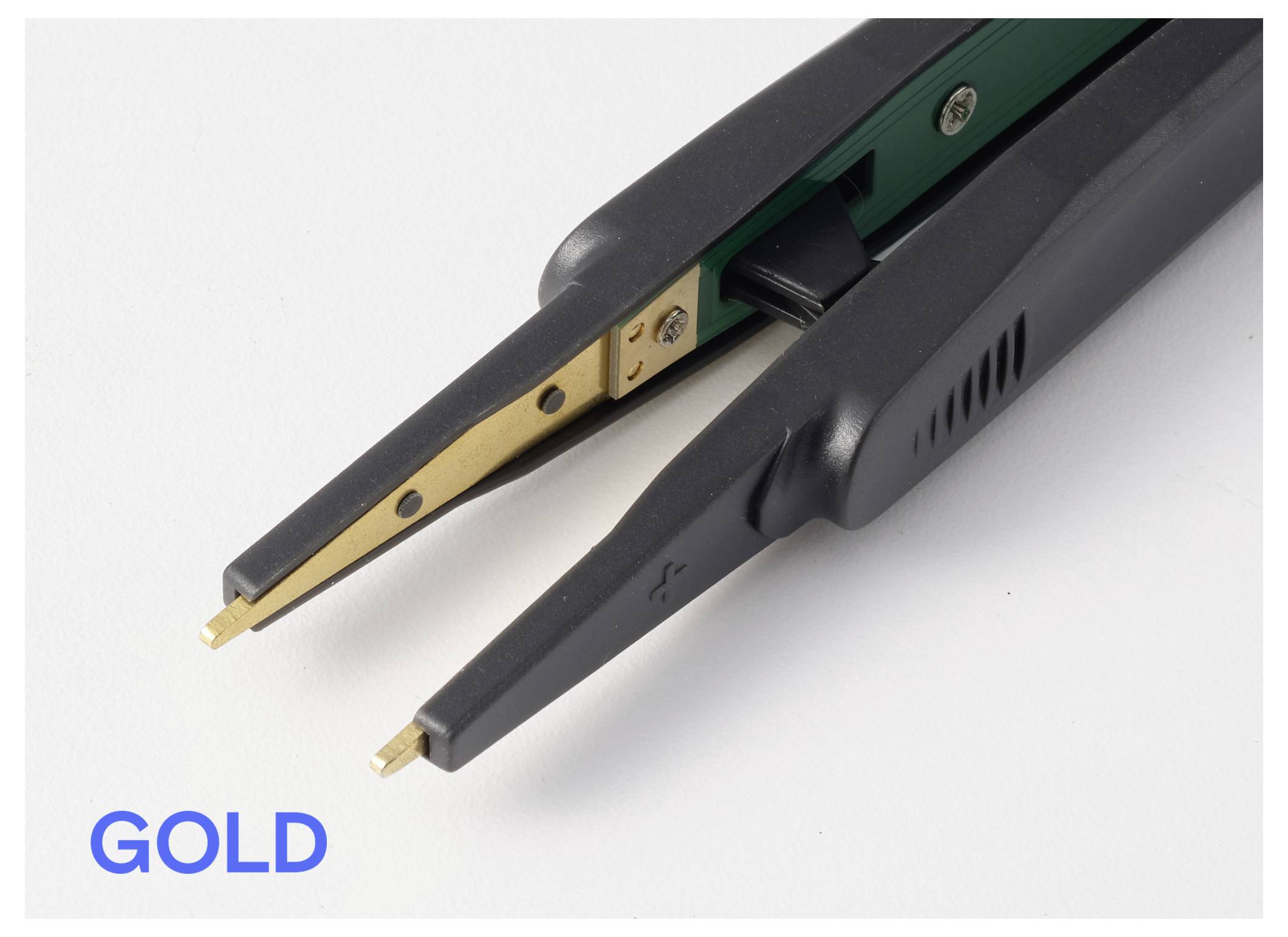 Nahaufnahme eines schwarzen Haarglatters mit goldfarbenen Platten auf weißem Hintergrund, beschriftet mit „GOLD