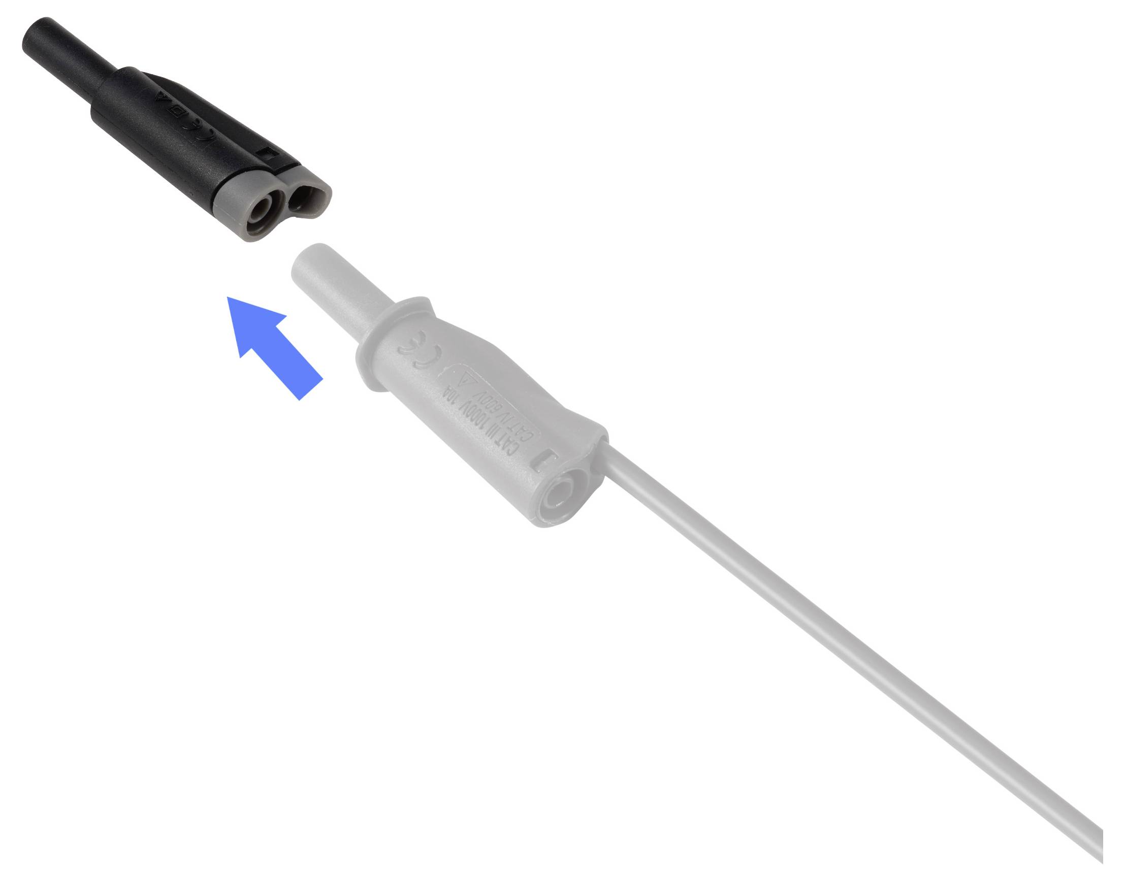 Nahaufnahme eines zweipoligen Elektrosteckers, der in eine entsprechende Buchse auf einem grauen Kabel gesteckt wird, gekennzeichnet durch einen blauen Pfeil.