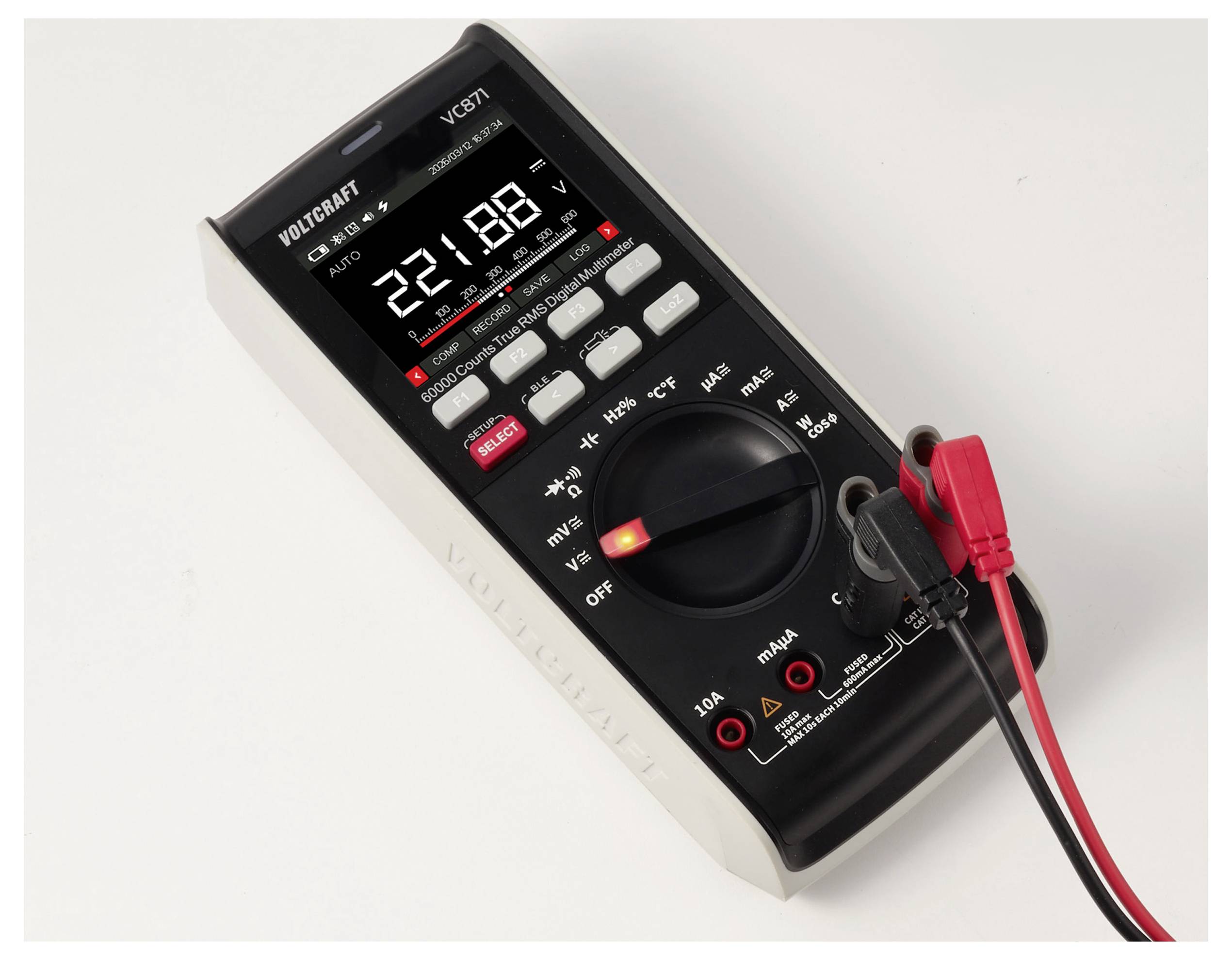 Digitales Multimeter mit 22,8 auf dem Display, wobei rote und schwarze Messleitungen an die vorderen Buchsen angeschlossen sind und das Wahlrad auf einen Messmodus eingestellt ist.