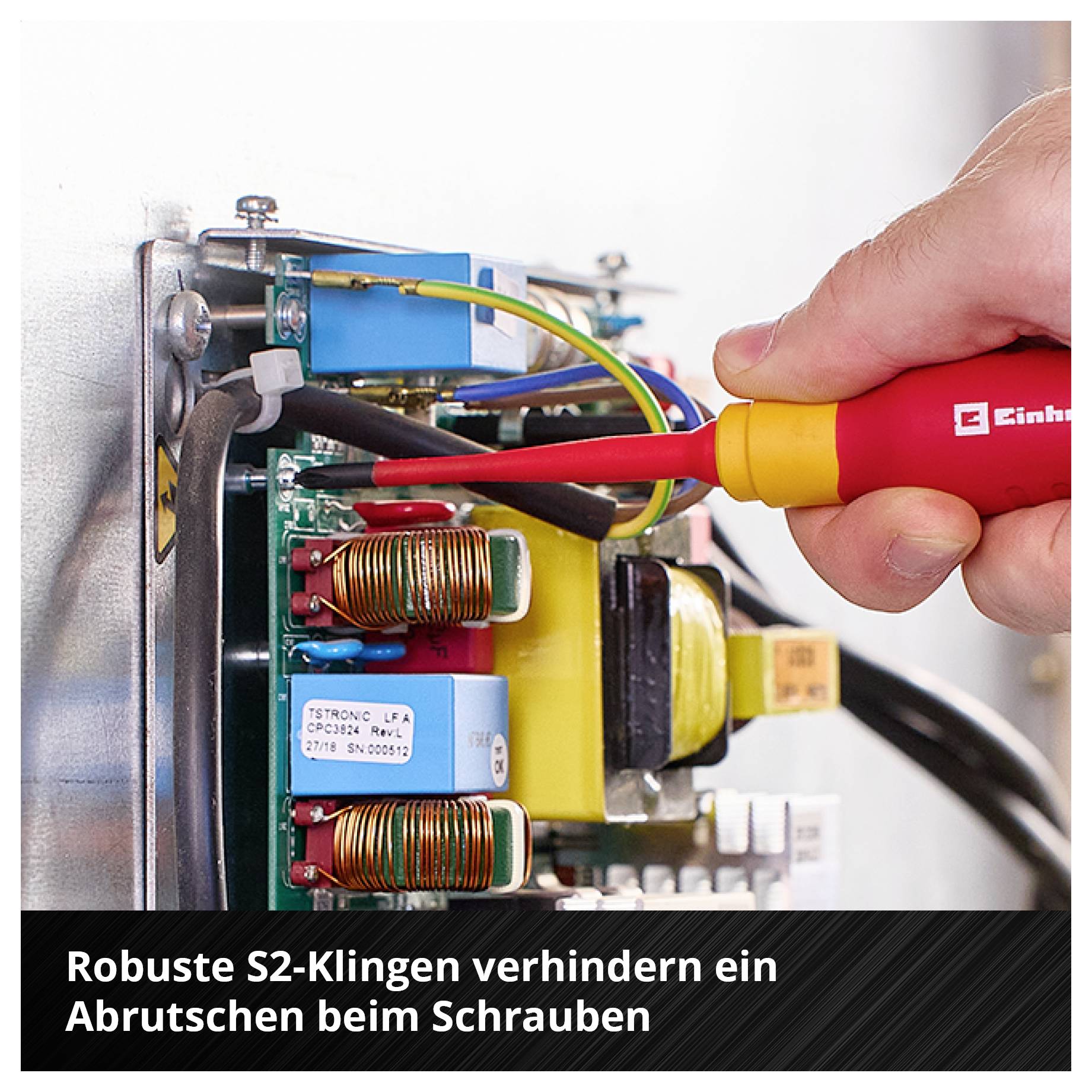 Hand mit Schraubendreher an offenem Elektrogerät; Text: 'Robuste S2-Klingen verhindern ein Abrutschen beim Schrauben'