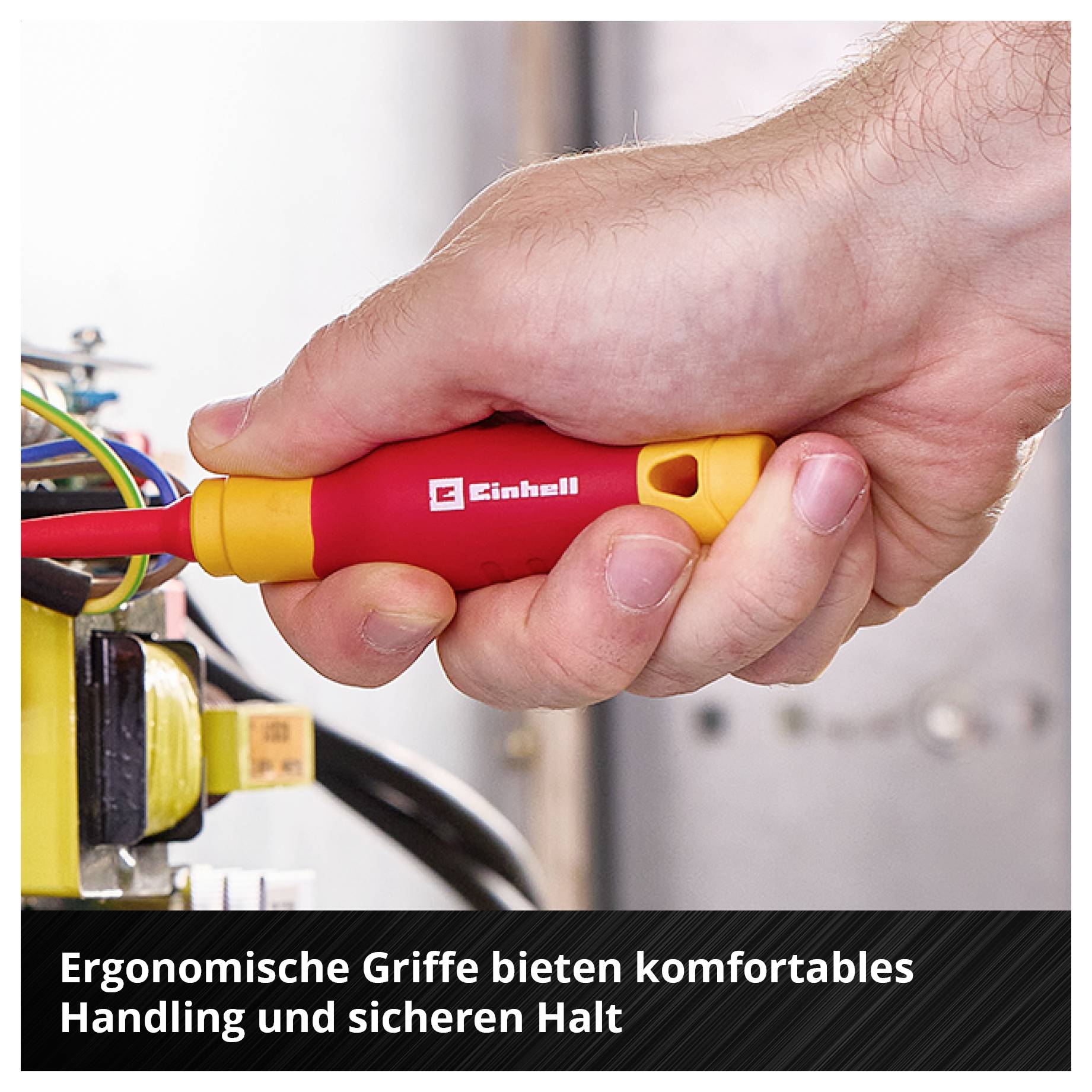 Hand hält einen rot-gelben Einhell-Schraubendreher am Kabelanschluss; unten steht: 'Ergonomische Griffe bieten komfortables Handling und sicheren Halt'