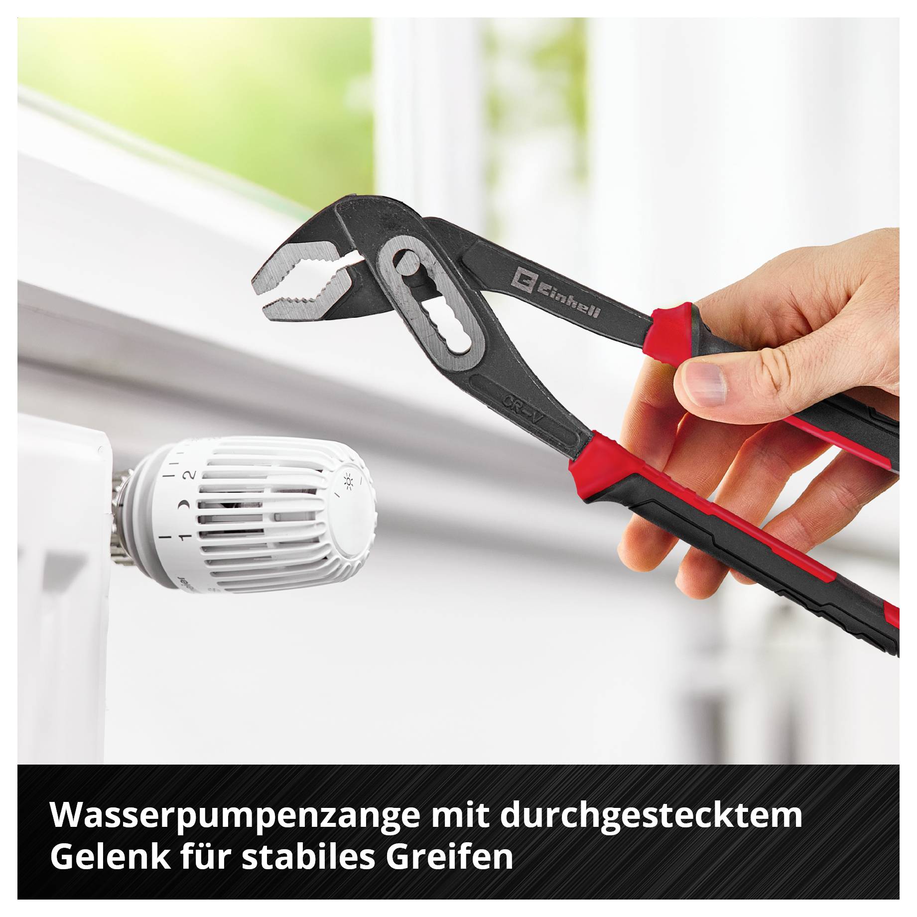 Hand hält Wasserpumpenzange mit durchgestecktem Gelenk an einem Heizkörperthermostat; unten steht 'Wasserpumpenzange mit durchgestecktem Gelenk für stabiles Greifen'.