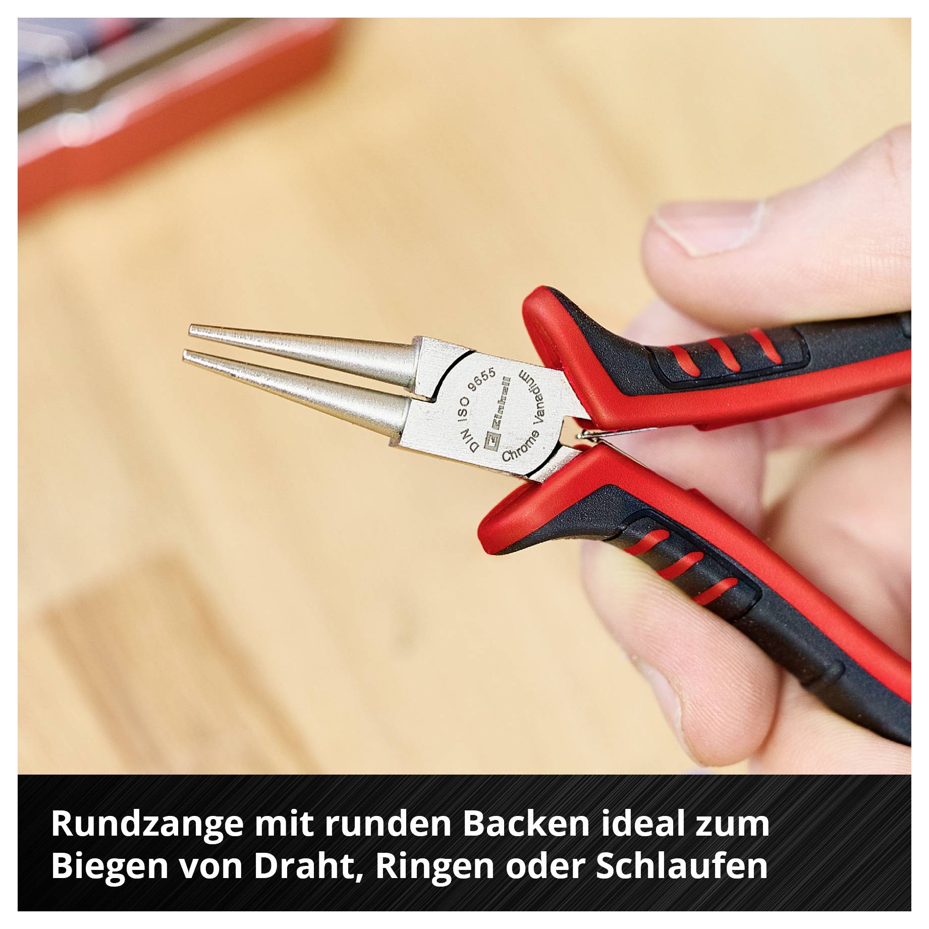 Nahaufnahme einer Rundzange mit runden Backen, die von einer Hand gehalten wird; geeignet zum Biegen von Draht, Ringen oder Schlaufen.