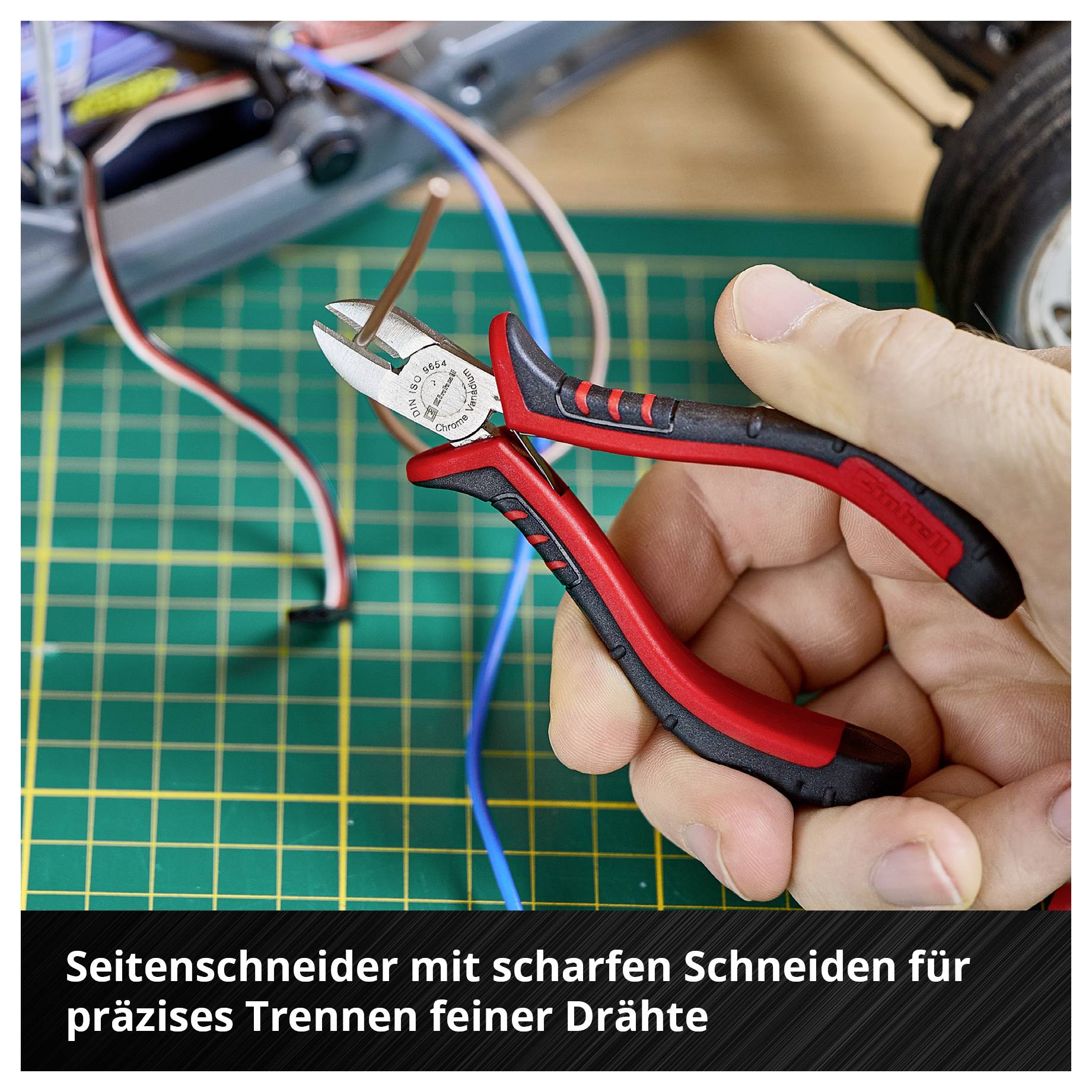 Hand hält roten Seitenschneider über einer Arbeitsmatte; im Bild steht: 'Seitenschneider mit scharfen Schneiden für präzises Trennen feiner Drähte'