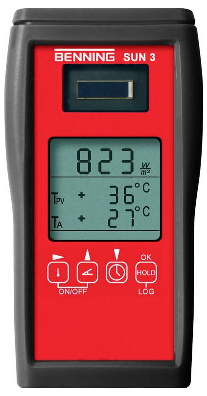 Solarmessgerät zeigt 823 W/m², Paneltemperatur 36°C, Umgebungstemperatur 27°C. Rotes und schwarzes Gehäuse.
