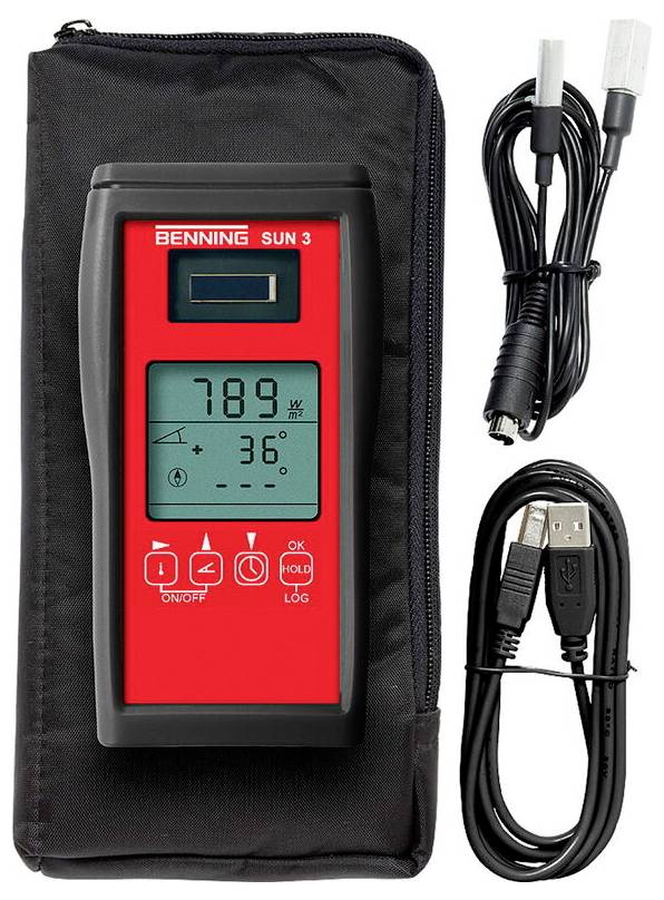 Ein rotes digitales Sonnenenergiemessgerät mit einem Bildschirm, der „789 W/m², 36°C