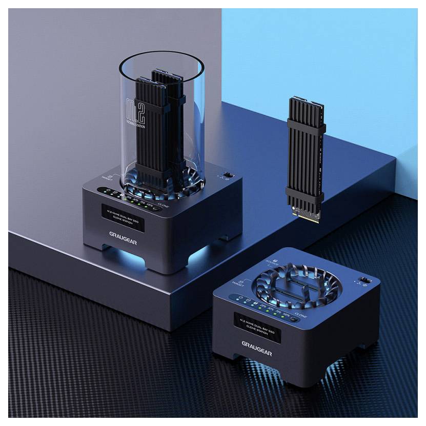 Zwei GRAUGEAR-Speicherlaufwerk-Gehäuse, eines geschlossen und eines mit einer vertikal eingesetzten SSD, werden auf einer reflektierenden Oberfläche präsentiert.