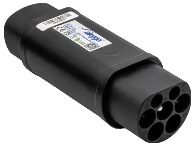 Ein schwarzer Ladestecker für Elektrofahrzeuge mit mehreren kreisförmigen Anschlüssen, versehen mit einem Etikett mit Branding und Zertifizierungen.