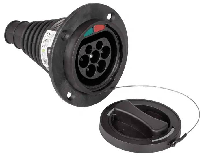 Ein Elektrofahrzeug-Ladestecker mit abgenommener Abdeckung, der fünf kreisförmige Kontakte im Inneren zeigt. Die Abdeckung ist durch ein Kabel verbunden.