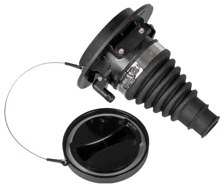 Schwarzer Gummitank-Einfüllstutzen mit Kappe, mit flexiblem Faltenbalg-Design und gesichert durch eine Metallschelle, verwendet in Kraftfahzeugsystemen.