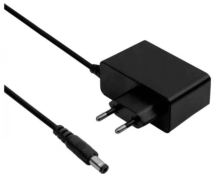 Ein schwarzer Stromadapter mit europäischem Stecker und zylindrischem Anschluss.