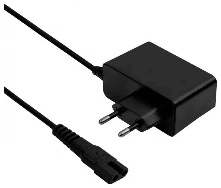 Ein schwarzer Stromadapter mit europäischem zweipoligem Stecker und angeschlossenem Kabel liegt auf weißem Untergrund.