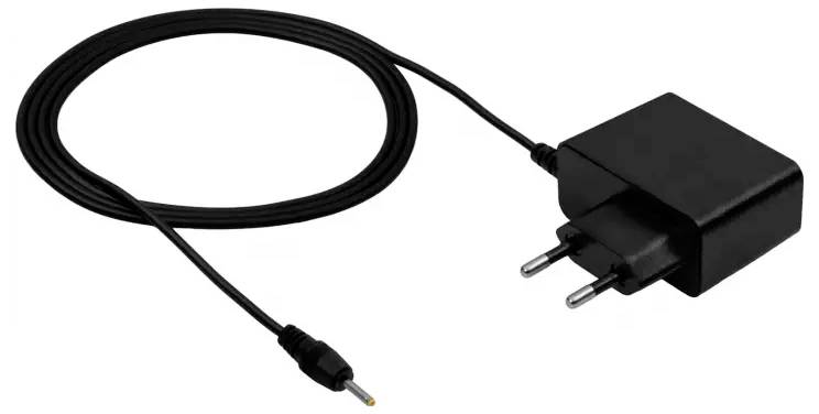 Ein schwarzer Stromadapter mit europäischem Stecker und einem langen Kabel, das in einem kleinen Hohlstecker endet und für elektronische Geräte konzipiert ist.