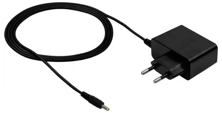 Ein schwarzes Wandladegerät mit langem Kabel, ausgestattet mit Standard-Steckern und einer kleinen Anschlussspitze, die zum Aufladen elektronischer Geräte geeignet ist.