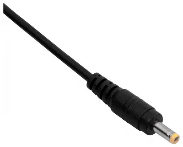 Ein schwarzes Stromadapterkabel mit einem zylindrischen Steckerkontakt vor einem einfachen Hintergrund, typischerweise zum Laden elektronischer Geräte verwendet.