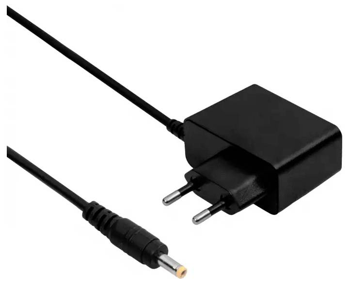 Ein schwarzer Netzteil mit Stecker und Kabel erstreckt sich zu einem zylindrischen Anschluss, typischerweise verwendet zum Aufladen von elektronischen Geräten.