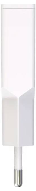 Ein weißes Wandladegerät mit einem zylindrischen Metallanschluss am unteren Ende für die Stromverbindung.