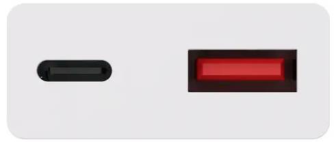 Ein USB-C-Anschluss und ein Standard-USB-Anschluss in unmittelbarer Nähe auf einer weißen Oberfläche, die zum Verbinden elektronischer Geräte verwendet werden.