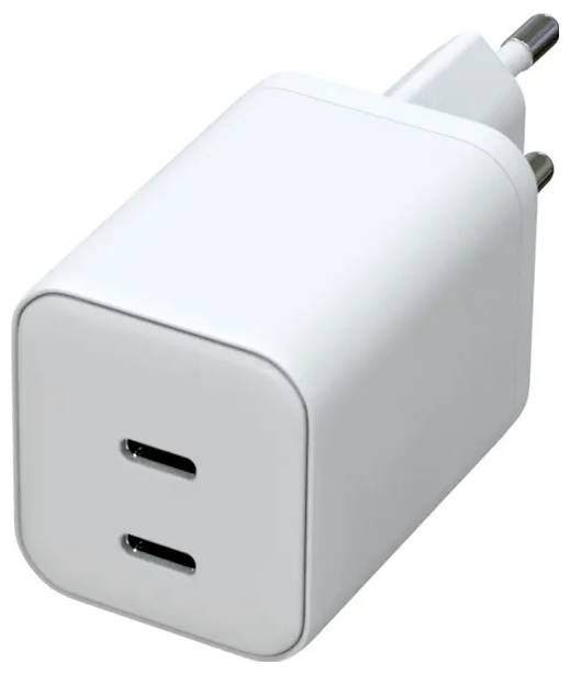 Ein weißer USB-C-Wandladegerätadapter mit zwei USB-C-Anschlüssen, dargestellt vor einem schlichten Hintergrund.