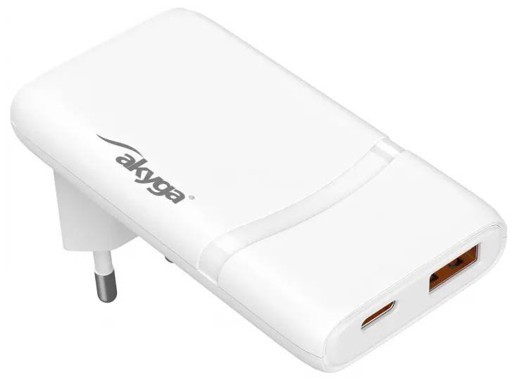 Ein weißes Wandladegerät mit zwei Anschlüssen, einem USB- und einem USB-C-Anschluss, und einem europäischen Stecker. Die Marke 'Akyga' ist auf der Seite sichtbar.