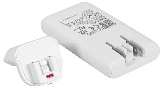 Weißes BC2030 Batterieladegerät mit abnehmbarem Stromstecker, entwickelt zum Aufladen wiederaufladbarer Batterien. Verfügt über eine rote Kontrollleuchte.