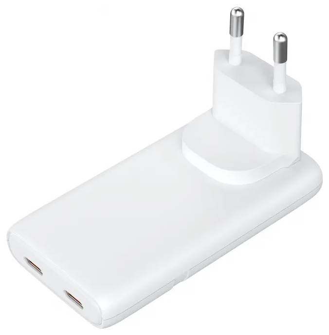 Ein weißes Wandladegerät mit doppeltem USB-C-Anschlussdesign und zwei runden Metallstiften, geeignet zum gleichzeitigen Laden mehrerer Geräte.