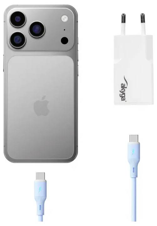 Ein Smartphone mit drei Kameraobjektiven wird zusammen mit einem Ladegerät und einem blauen USB-C-Kabel gezeigt.