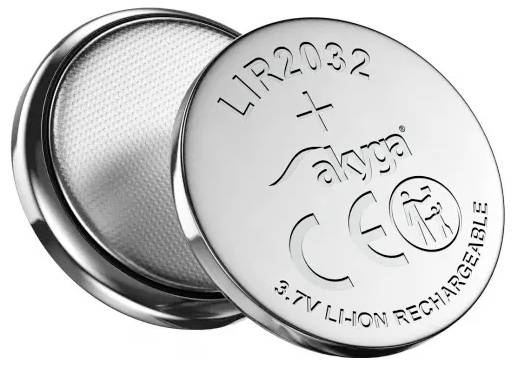 Zwei metallische Knopfzellenbatterien mit den Bezeichnungen „LIR2032