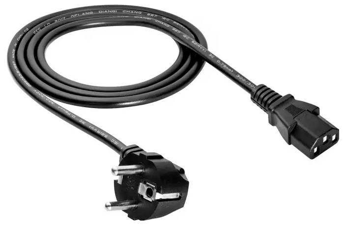 Ein schwarzes elektrisches Stromkabel mit einem dreipoligen Stecker an einem Ende und einem dreipoligen Stecker am anderen Ende, sauber aufgewickelt.