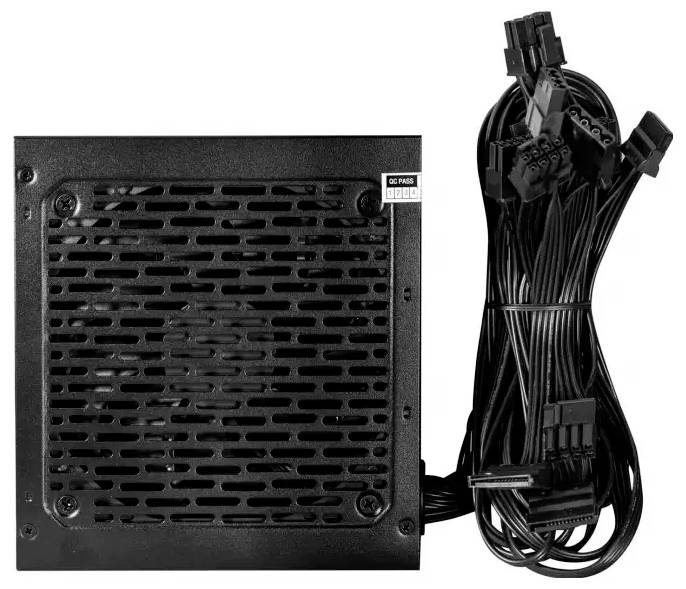 Ein Computernetzteil mit schwarzem perforiertem Gehäuse und seitlich gebündelten Kabeln, das verschiedene Stecker für interne Komponenten zeigt.