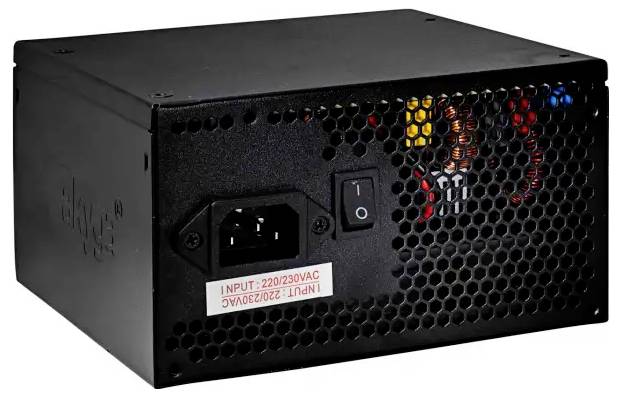 Eine schwarze Computernetzteileinheit mit Lochblende, Stromschalter und sichtbaren Kabeln an der Seite. Nenneingang: 220/230 VAC.
