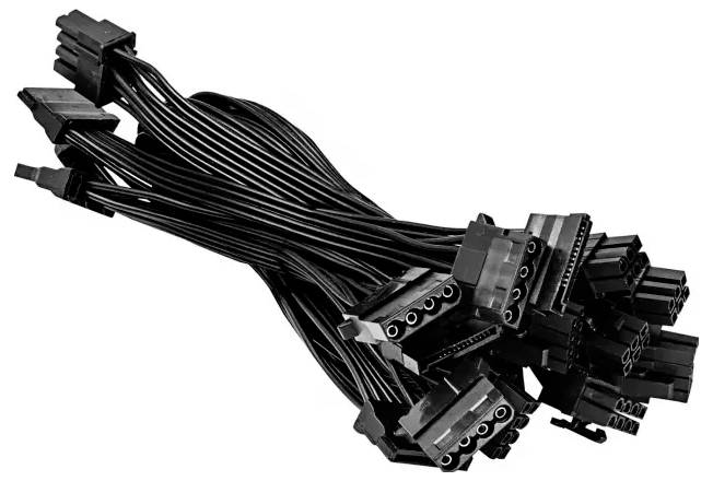 Ein Bündel schwarzer Computer-Stromversorgungskabel mit mehreren Steckverbindern, ungeordnet übereinander angeordnet.