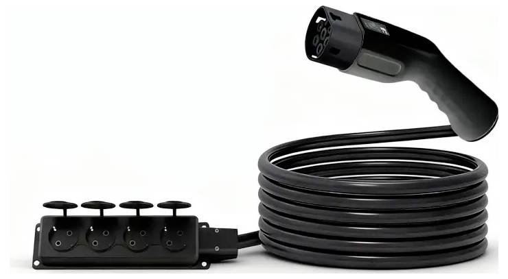 Ein aufgerolltes schwarzes Kabel mit einem Stecker auf der einen Seite und vier Steckdosen mit Gummiabdeckungen auf der anderen Seite, wahrscheinlich für Stromverbindungen verwendet.